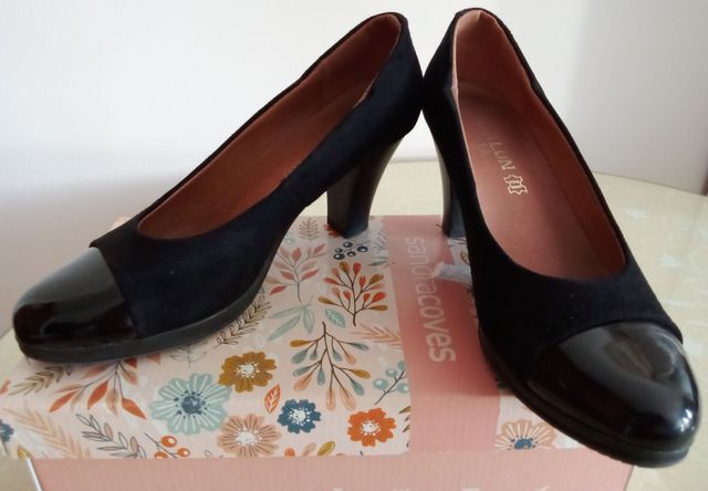 Zapatos de tacón negros.