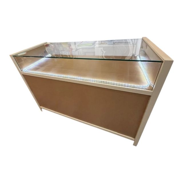 Mostrador de tienda de madera y cristal