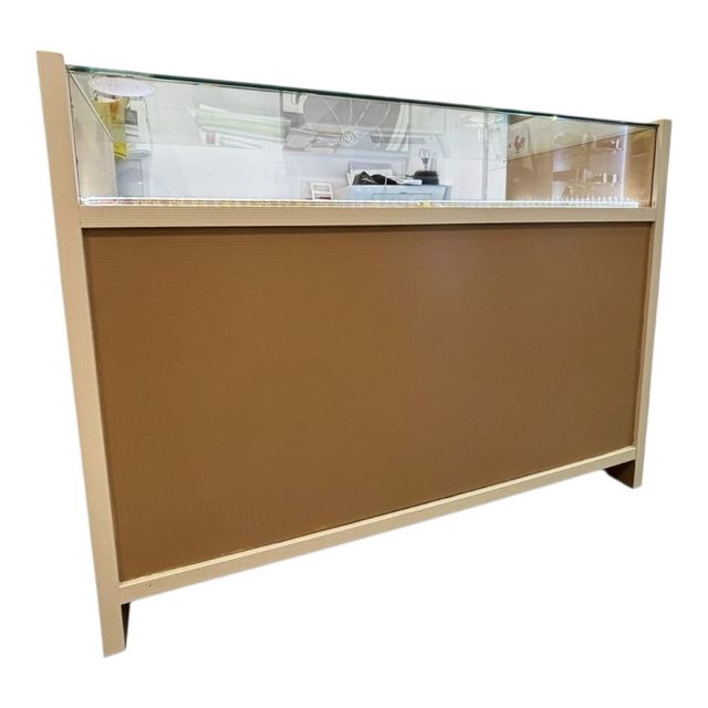 Mostrador de tienda de madera y cristal