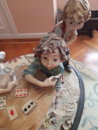 Figura niños jugando a las cartas