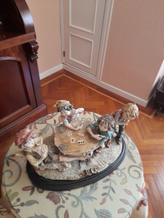 Figura niños jugando a las cartas