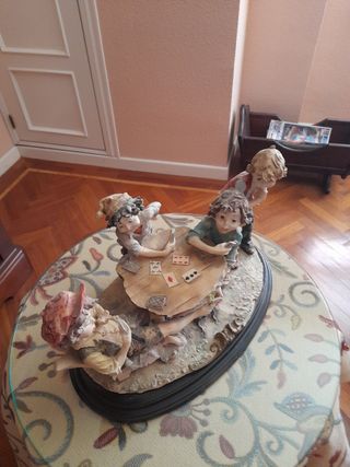 Figura niños jugando a las cartas