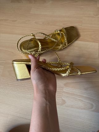 Sandalias Zara doradas trenzadas