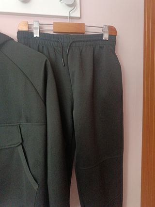 Chándal niño negro capucha T16 no es original 