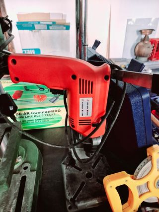 Taladro Eléctrico Rojo con Pie