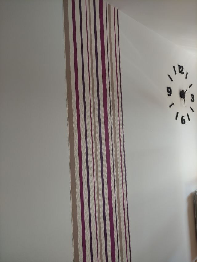 Papel pintado a rayas lilas y beige