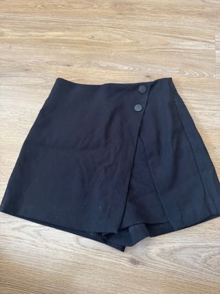 Falda pantalón negra con botones