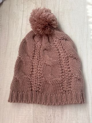Precioso Gorro de ochos con pompón rosa empolvado.