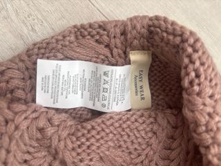 Precioso Gorro de ochos con pompón rosa empolvado.