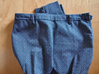 Pantalón H&M estampado azul y rojo