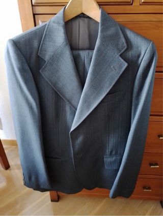 Traje gris elegante