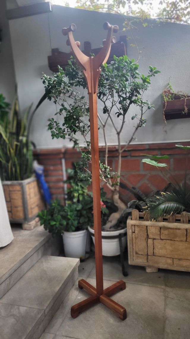 Perchero de madera de cerezo