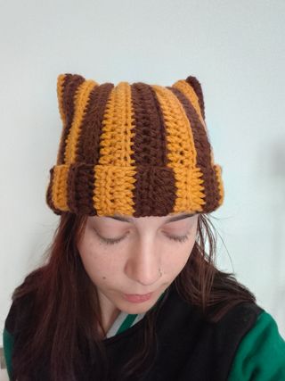 Cappello con orecchie marrone e giallo