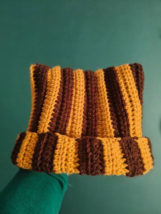 Cappello con orecchie marrone e giallo