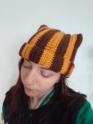 Cappello con orecchie marrone e giallo