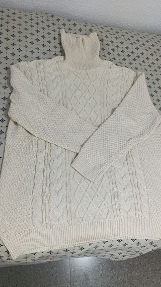 Jersey de punto beige con cuello alto
