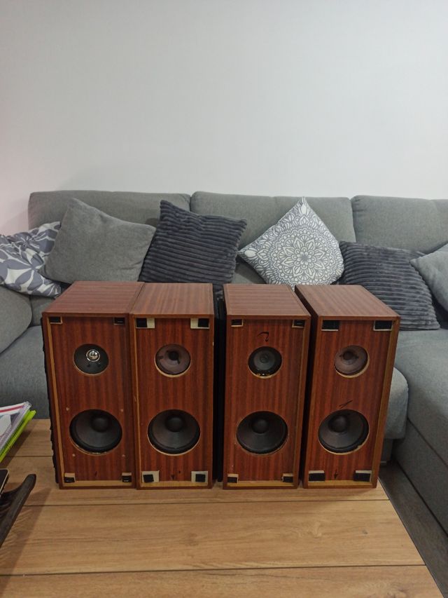 Altavoces de madera marrones