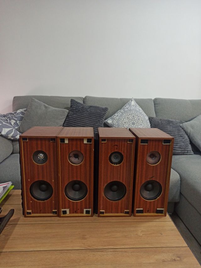 Altavoces de madera marrones