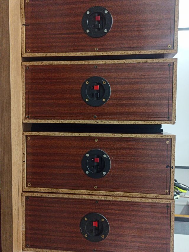 Altavoces de madera marrones