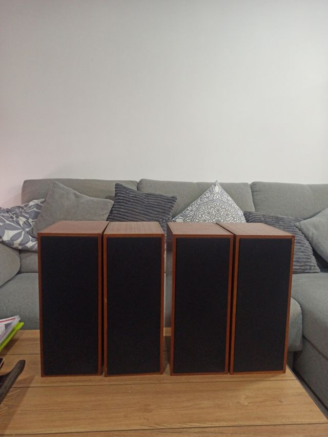 Altavoces de madera marrones