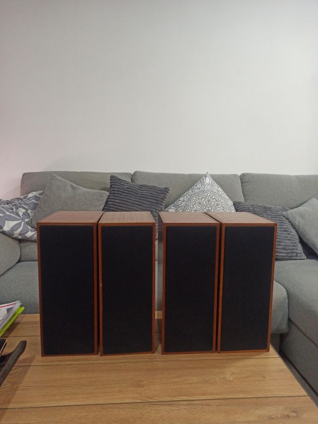 Altavoces de madera marrones