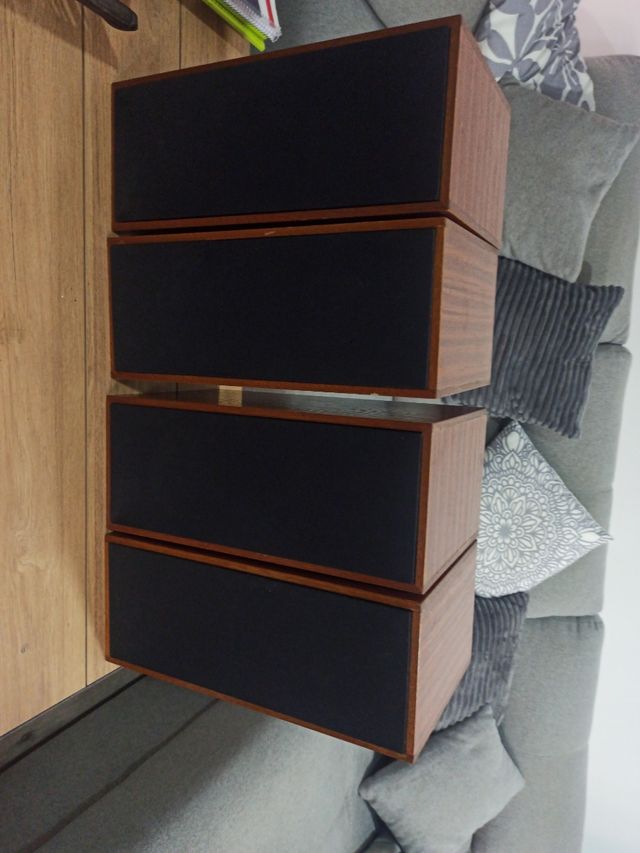 Altavoces de madera marrones