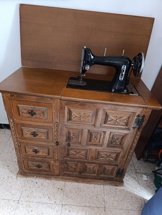 Mueble mas Máquina de Coser sigma.