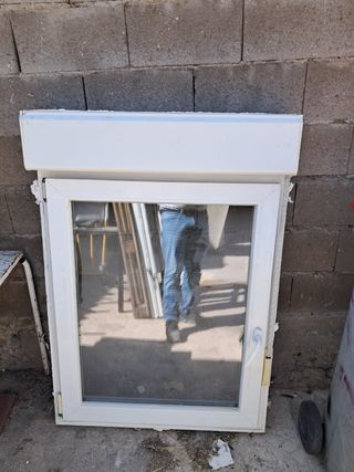 Ventana blanca con persiana