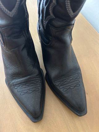 Botas cowboy negras con costuras