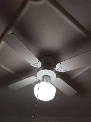 Ventilador de techo blanco