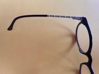 Gafas de ver negras con detalles plateados