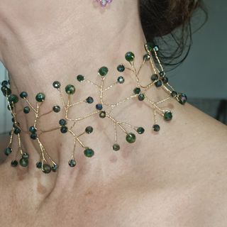 Collar choker con cristales verdes y dorados