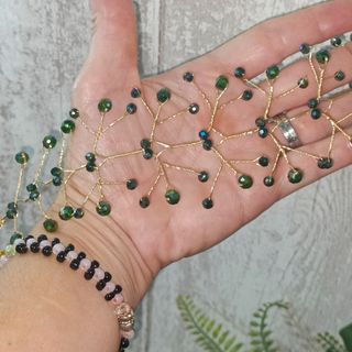 Collar choker con cristales verdes y dorados