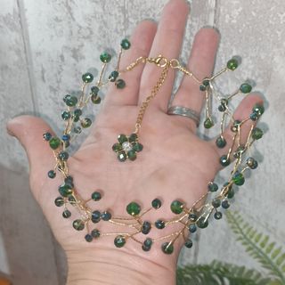 Collar choker con cristales verdes y dorados