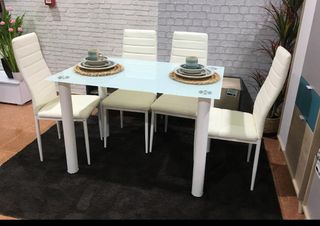 Mesa cristal y 4 sillas blancas