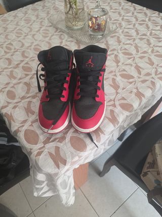 Zapatillas Jordan Air Negras y Rojas