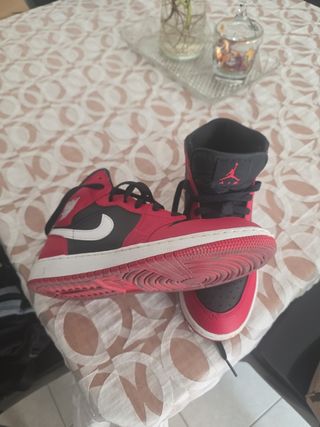 Zapatillas Jordan Air Negras y Rojas