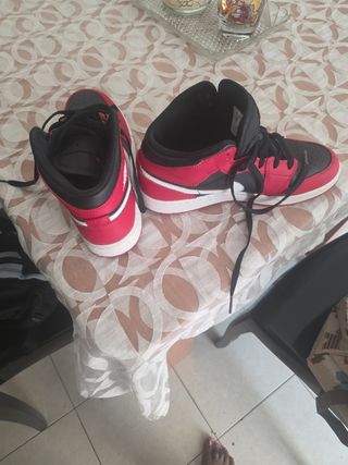 Zapatillas Jordan Air Negras y Rojas