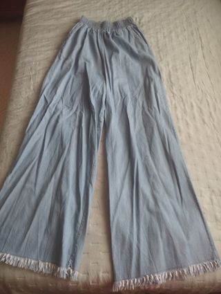 Pantalón vaquero ancho con flecos