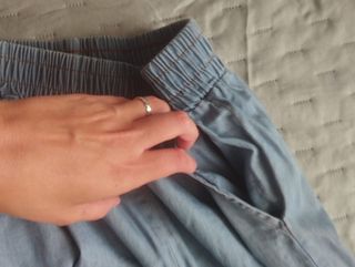Pantalón vaquero ancho con flecos
