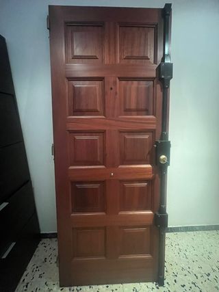 Puerta madera maciza con sistema seguridad