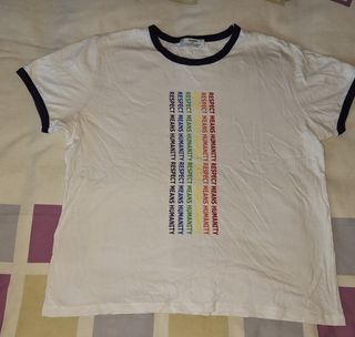 Camiseta Bershka Blanca con Mensaje Arcoíris