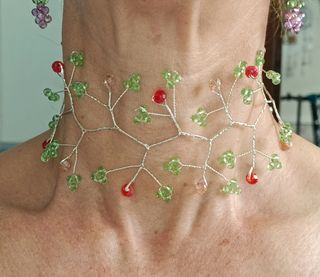 Collar choker plateado con cuentas de cristal
