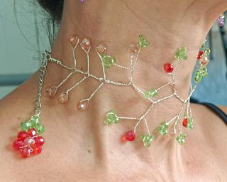 Collar choker plateado con cuentas de cristal
