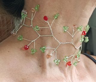Collar choker plateado con cuentas de cristal