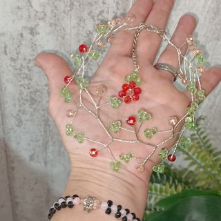 Collar choker plateado con cuentas de cristal