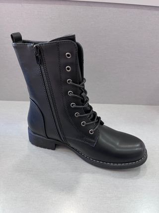 Botas cordones negras nuevas Talla 38-39-41