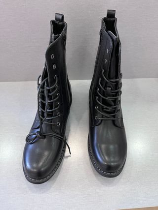 Botas cordones negras nuevas Talla 38-39-41