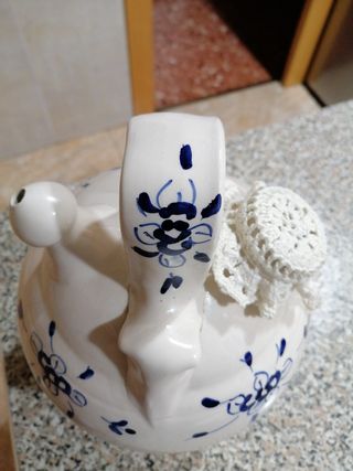 Botijo blanco con flores azules