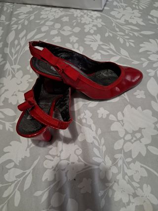 Zapatos rojos de tacón con lazo